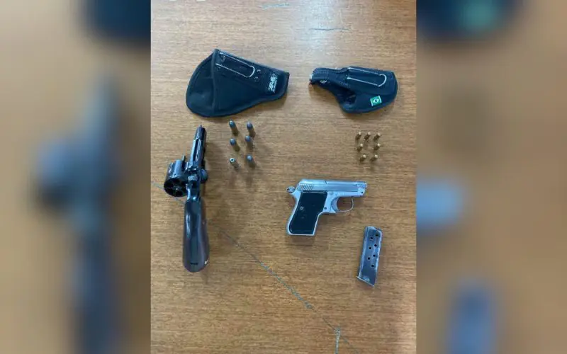 Mulher pula de carro e agressor tenta atropelá-la em Manaus