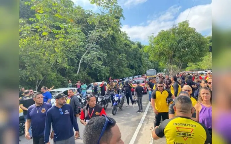 Instrutores de autoescolas protestam em Manaus contra mudança na CNH
