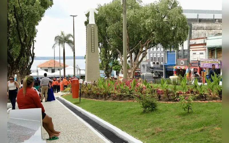 David Almeida entrega Praça dos Remédios revitalizada