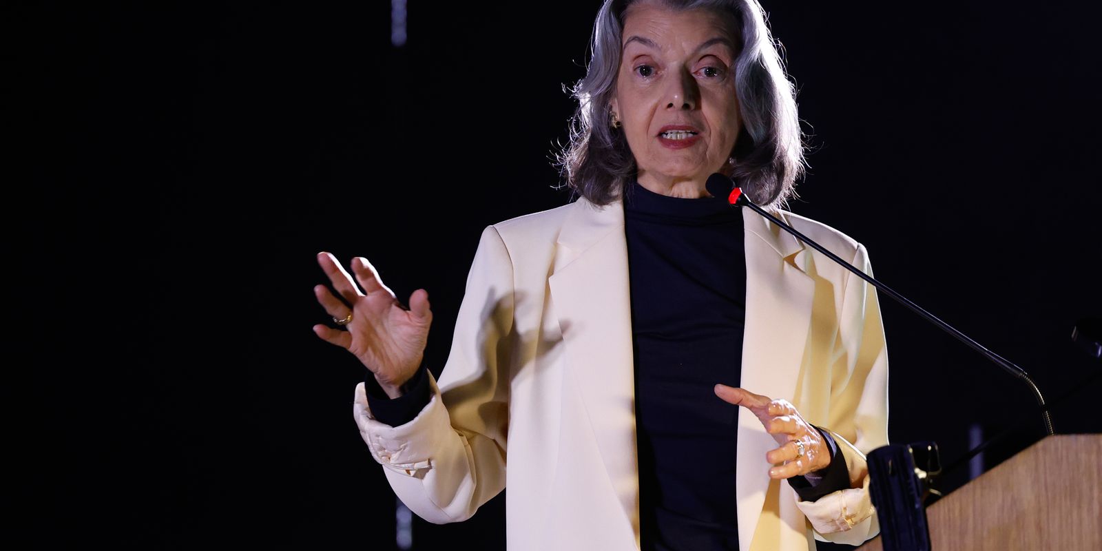 Carmén Lúcia: "ditadura é como erva daninha que precisa ser cortada"