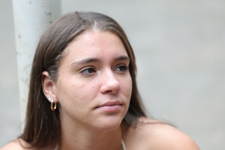 Brasília, DF 09/11/2025 - A estudante Clareana Ribeiro, 18 anos, fala com a Agência Brasil de sua expectativa desse primeiro dia de prova do Enem. Foto: Fabio Rodrigues-Pozzebom/ Agência Brasil