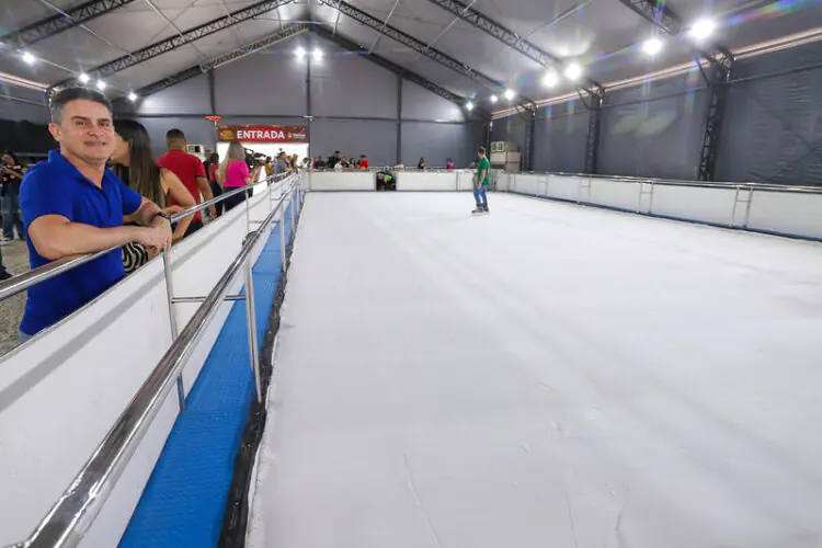 Prefeito David Almeida apresenta pista de patinação no gelo e amplia programação do ‘Um Sonho Mágico de Natal’
