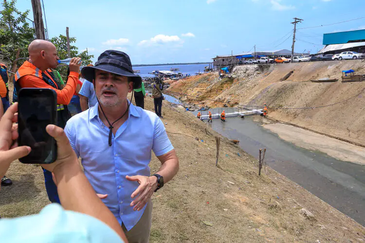 Prefeito David Almeida instala maior ecobarreira de Manaus no Educandos e apresenta resultados ambientais que serão levados à COP30