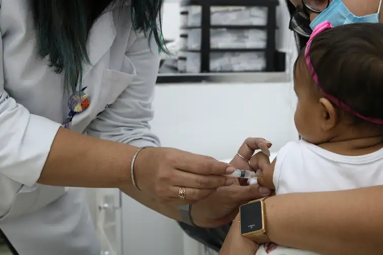 Bebês recebem as vacinas do calendário básico de vacinação do SUS na Unidade Básica de Saúde - UBS Brás.