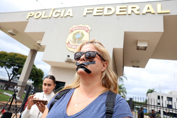 Valter Campanato/Agência Brasil Brasília (DF), 22/11/2025 - Manifestante em frente a sede da Polícia Federal após a prisão do ex-presidente Jair Bolsonaro. Foto: Valter Campanato/Agência Brasil