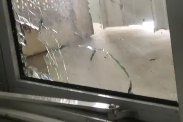 Fogo Cruzado/Divulgação Rio de Janeiro (RJ), 26/12/2025 - Vidro quebrado de janela atingida por arma de fogo aonde menino foi baleado dentro de escola em operação policial no Rio de Janeiro. Foto: Fogo Cruzado/Divulgação