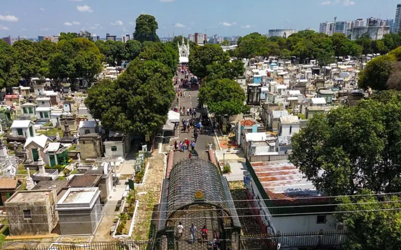 Mais de 700 mil pessoas visitam cemitérios de Manaus no Dia de Finados