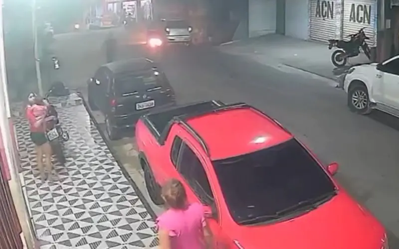 Jovem apaga incêndio em carro com crianças e evita tragédia em Manaus