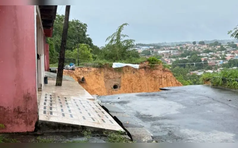 Cratera ameaça casas e assusta moradores no bairro Cidade Nova