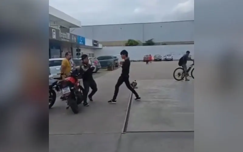 'Maduro' e 'Chaves' da 99 brigam em posto de gasolina no Manoa