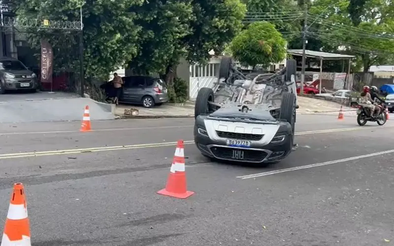 Carro avança sinal e provoca capotamento na zona Sul de Manaus