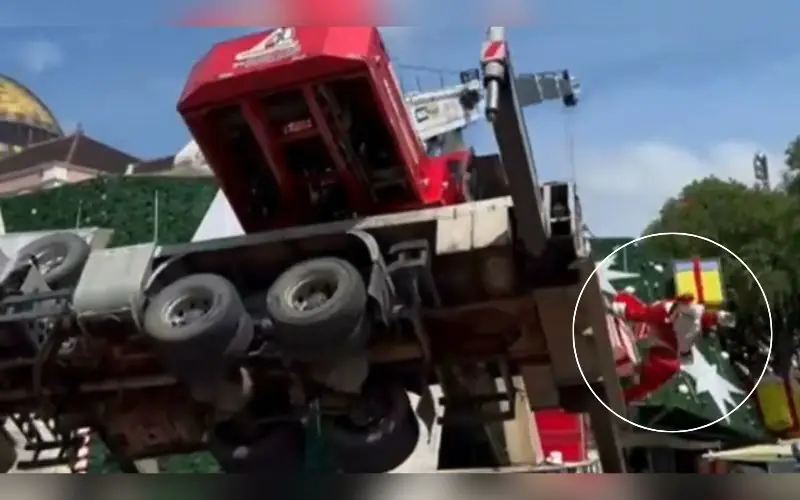 Papai Noel pula de guindaste antes do desabamento