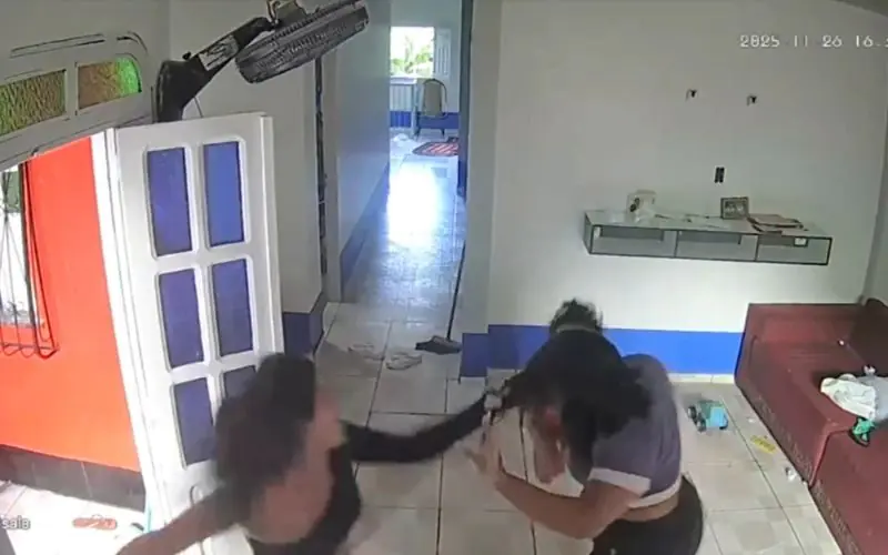 Caloteira luxa na internet e mulher vai cobrá-la dentro de casa