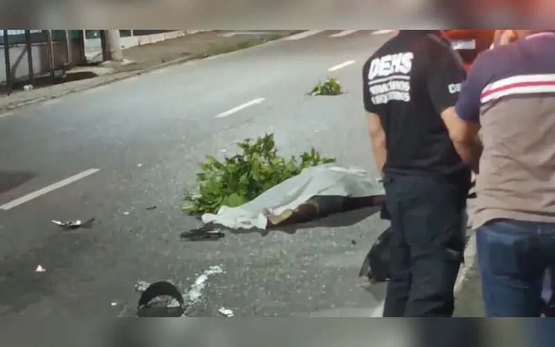 Motociclista atropela pedestre, atinge veículo e morre em Manaus
