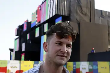 Tânia Rêgo/Agência Brasil Rio de Janeiro (RJ), 30/12/2025 - Movimentação na praia de Copacabana na véspera da festa de ano novo. O inglês, Cain Dyson, veio ao Rio com amigos para passar a virada do ano.. Foto: Tânia Rêgo/Agência Brasil