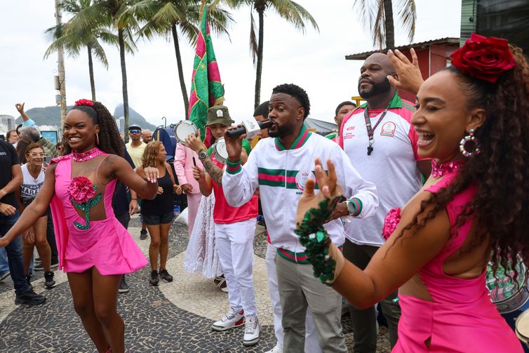 Tomaz Silva/Agência Brasil Rio de Janeiro (RJ), 19/12/2025 – A Escola de Samba Mangueira participa da comemoração do alcance da marca de 9 milhões de turistas internacionais no Brasil em 2025, na praia de Copacabana, no Rio de Janeiro Foto: Tomaz Silva/Agência Brasil
