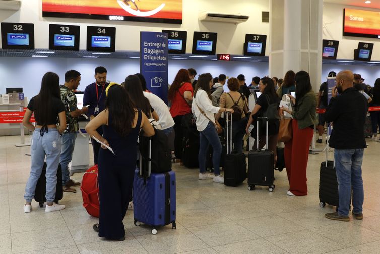 Fernando Frazão/Agência Brasil Movimento de passageiros no Aeroporto Santos Dumont no primeiro dia de greve dos aeronautas.