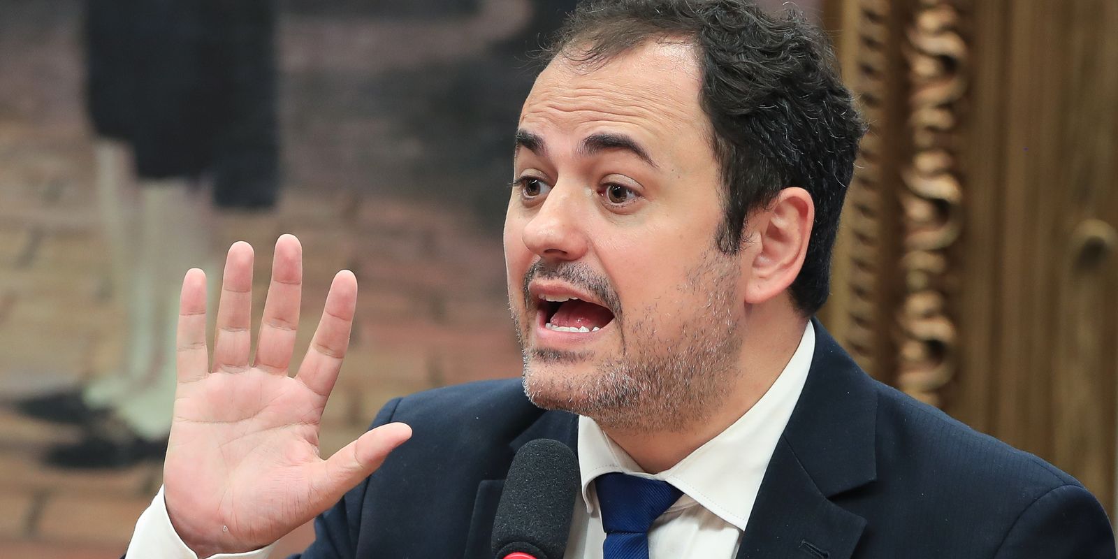 Glauber Braga é retirado à força após ocupar mesa da Câmara