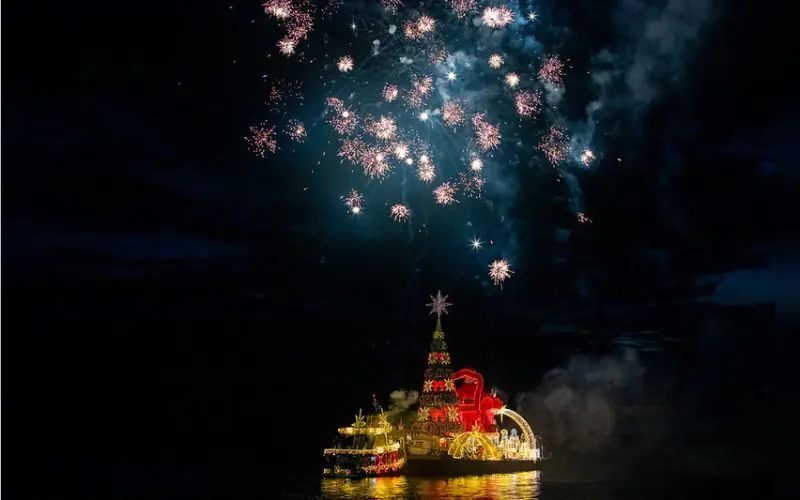 Maior Natal flutuante chega a 45 comunidades ribeirinhas em Manaus