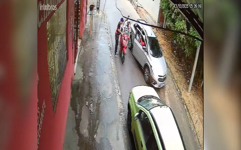 Carro dá cobertura em roubo de moto em Manaus