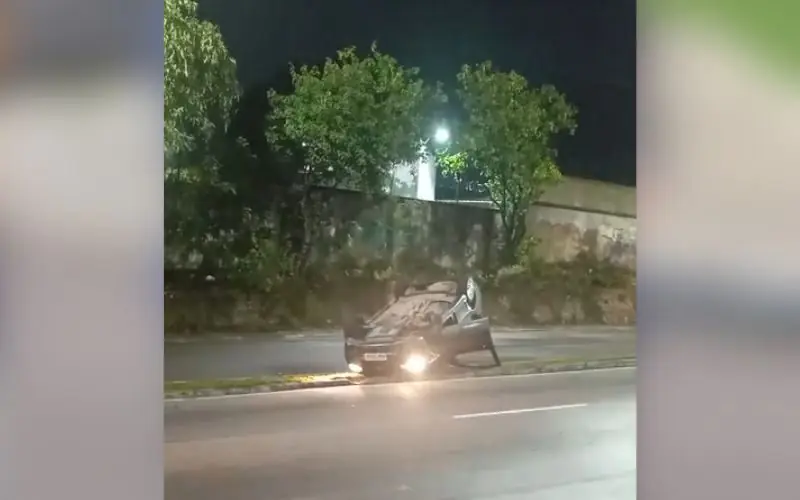 Carro em alta velocidade capota no bairro Praça 14