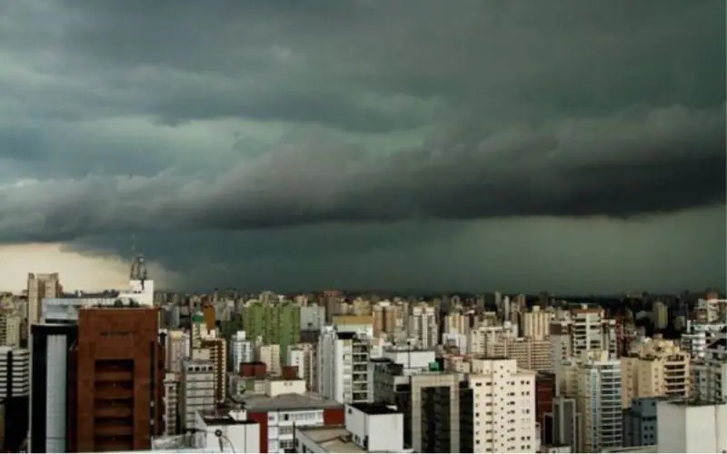 Prefeitura emite alerta para chuvas intensas e ventos fortes