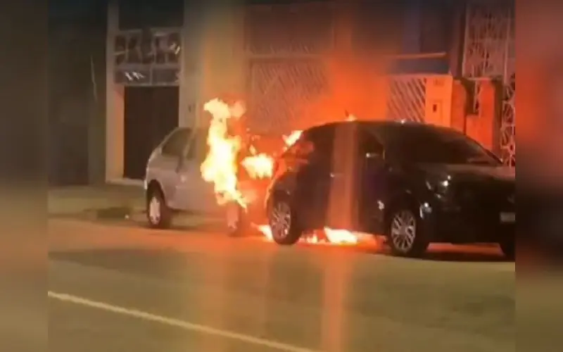 Carro pega fogo após fio de alta tensão cair no bairro Praça 14