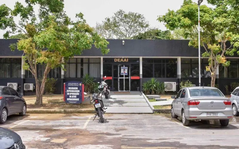 Adolescente ataca ex-sogro a facadas após término com a filha