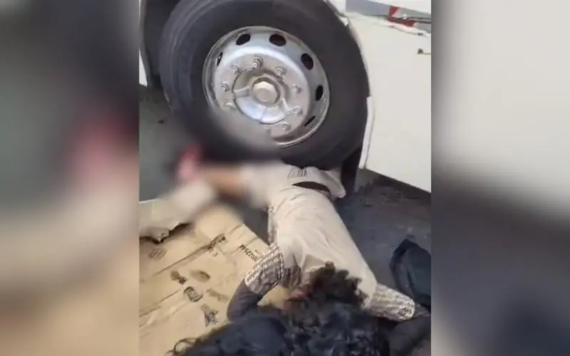 Motociclista tenta ultrapassagem e ônibus esmaga sua perna