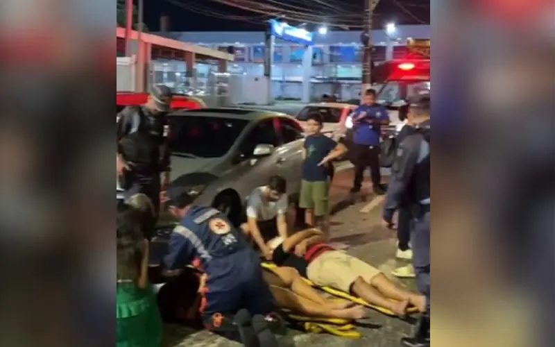 Carro faz ultrapassagem e atropela casal na Av. Nilton Lins