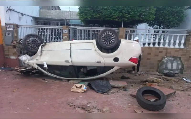 Motorista embriagado capota veículo na Avenida Álvaro Maia