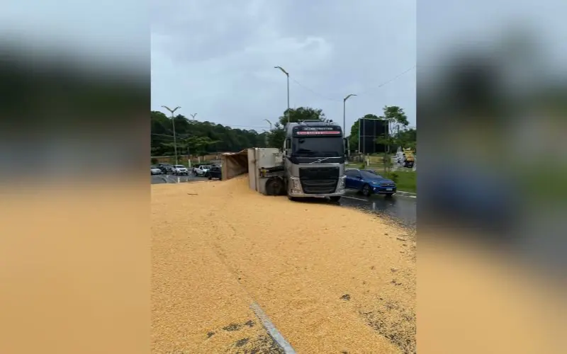 Caminhão carregado de milho tomba e interdita pista no Tarumã