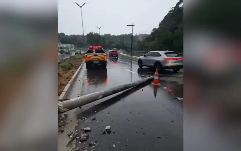 Queda de poste causa lentidão no trânsito da Avenida do Turismo