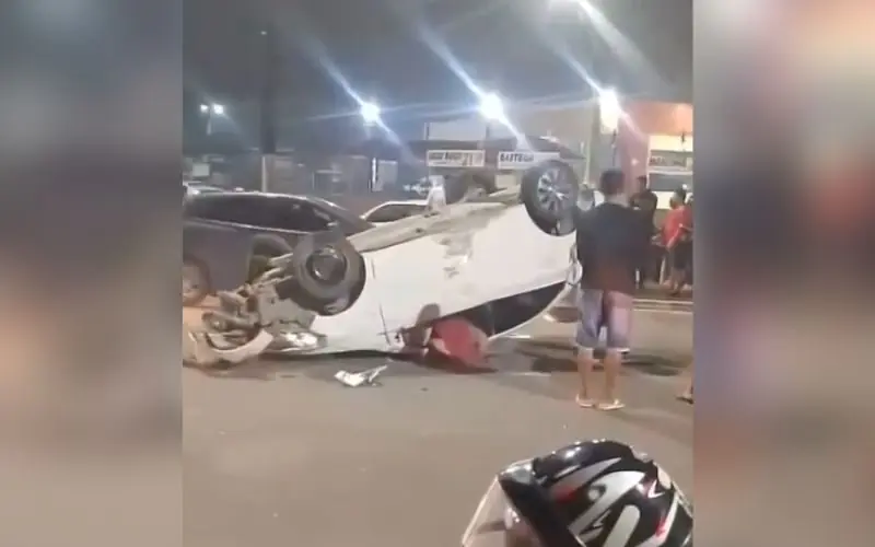 Passageira morre após capotamento na Avenida Max Teixeira
