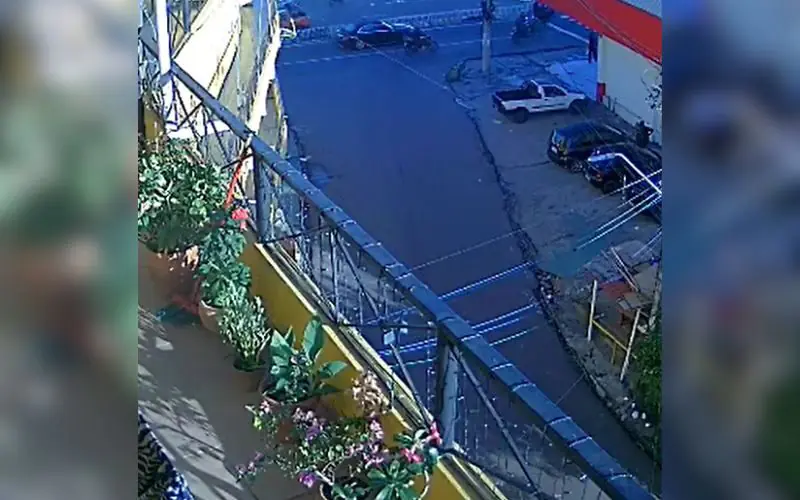 Motociclista não freia a tempo e causa colisão na Cosme Ferreira