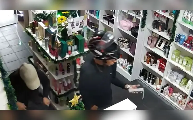 Casal armado assalta loja de cosméticos na zona leste de Manaus