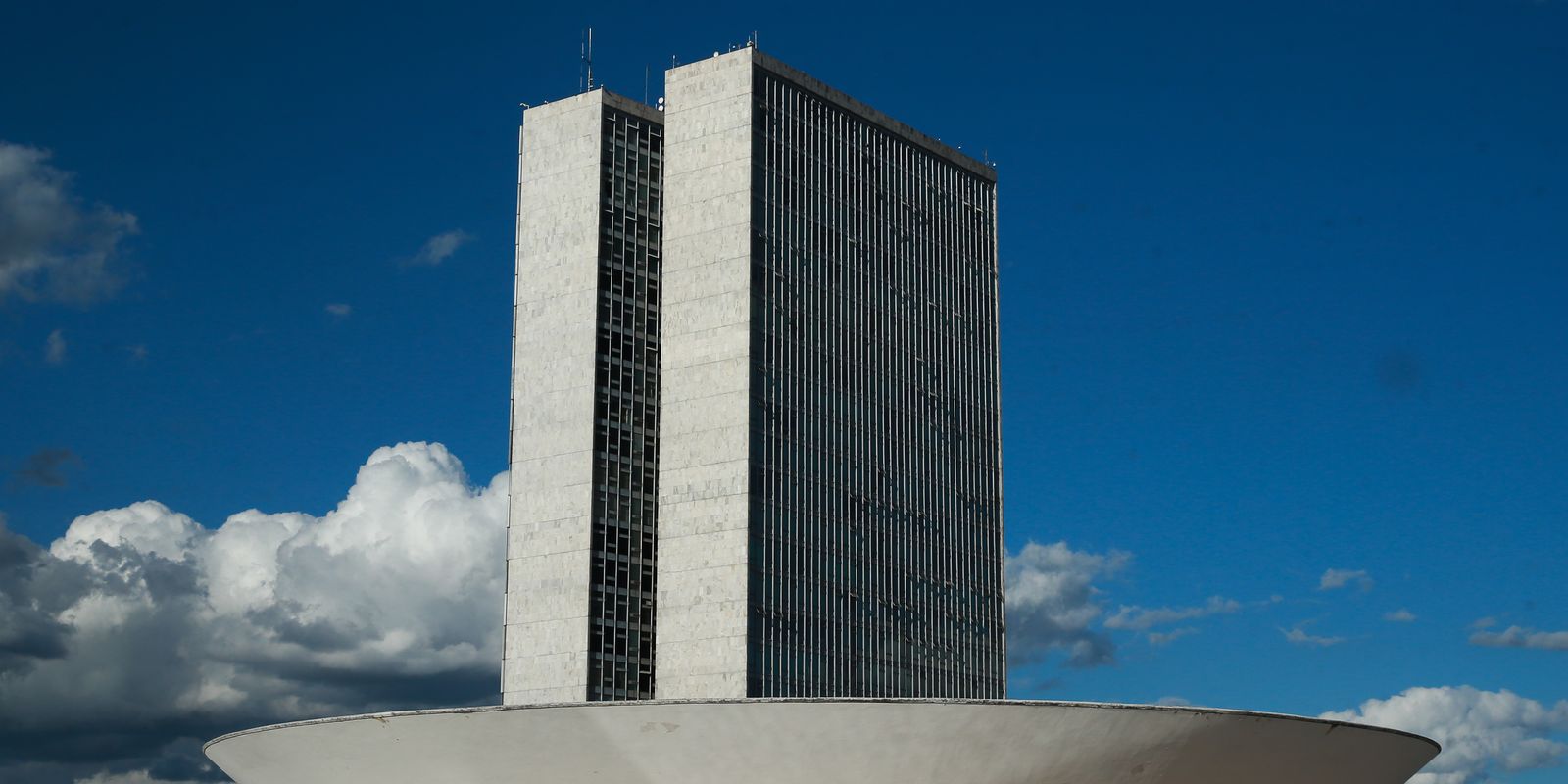 Câmara cancela passaporte diplomático de Eduardo Bolsonaro e Ramagem