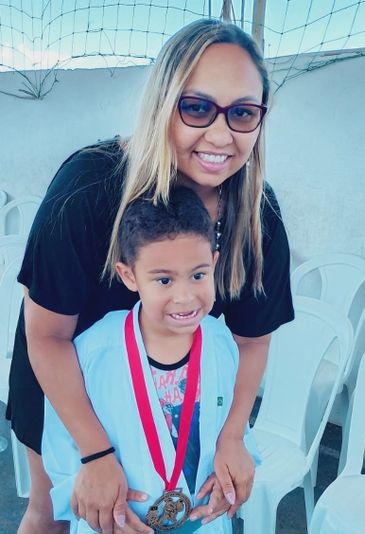 Priscila Alves/Arquivo Pessoal Rio de Janeiro (RJ), 09/01/2026 - Brasileiros vão reaproveitar material escolar na volta às aulas 2026. Priscila Alves e o seu filho Carlos. Foto: Priscila Alves/Arquivo Pessoal