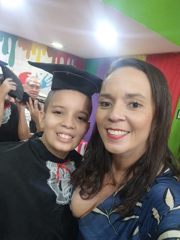 Priscilla Pires/Arquivo Pessoal Rio de Janeiro (RJ), 09/01/2026 - Brasileiros vão reaproveitar material escolar na volta às aulas 2026. Priscilla Pires e o seu filho Gabriel. Foto: Priscilla Pires/Arquivo Pessoal