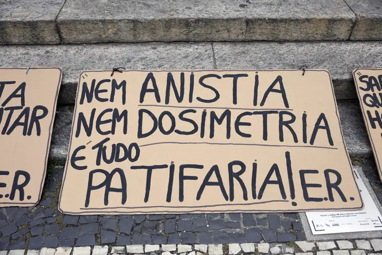 Tânia Rêgo/Agência Brasil Rio de Janeiro (RJ), 08/01/2026 - Manifestantes durante ato pela democracia, em memória aos antidemocráticos de 8 de janeiro de 2023, na Cinelândia, centro da cidade. Foto: Tânia Rêgo/Agência Brasil