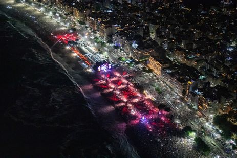 Fernando Maia/Prefeitura do Rio Rio de Janeiro (RJ), 01/01/2026 - Pessoas durante queima de fogos na virada do ano novo do réveillon em Copacabana. Foto: Fernando Maia/Prefeitura do Rio