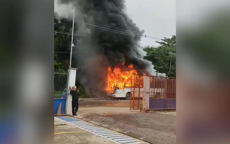 Ônibus pega fogo e fica destruído no bairro Tarumã