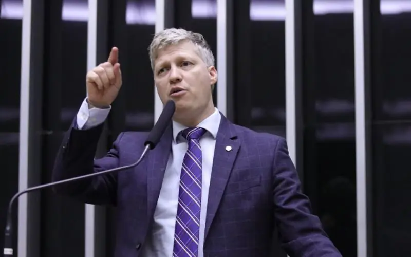 Deputado critica governo Lula por adiamento da Mega da Virada