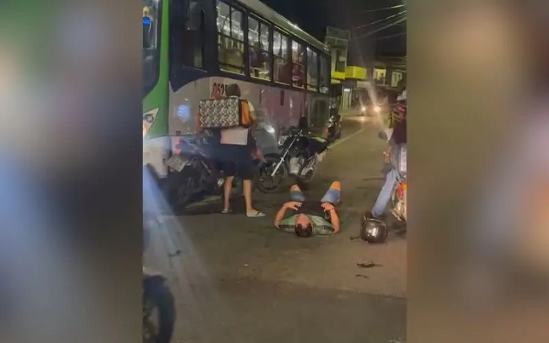 Motoqueiro fica com a perna estourada em acidente no Compensa