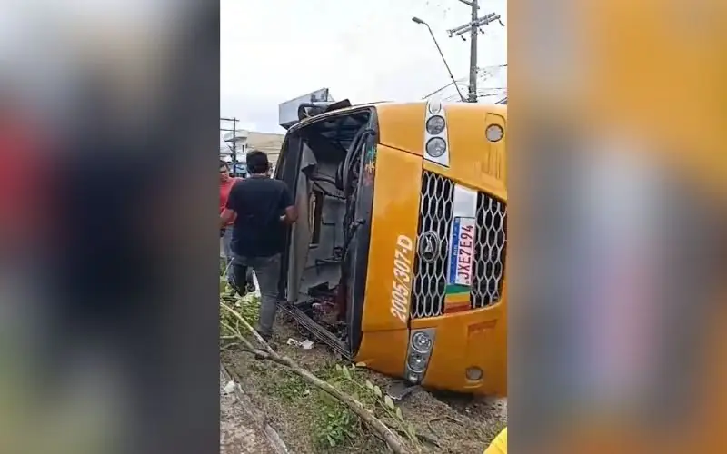 Micro-ônibus “Amarelinho” tomba na Avenida Autaz Mirim