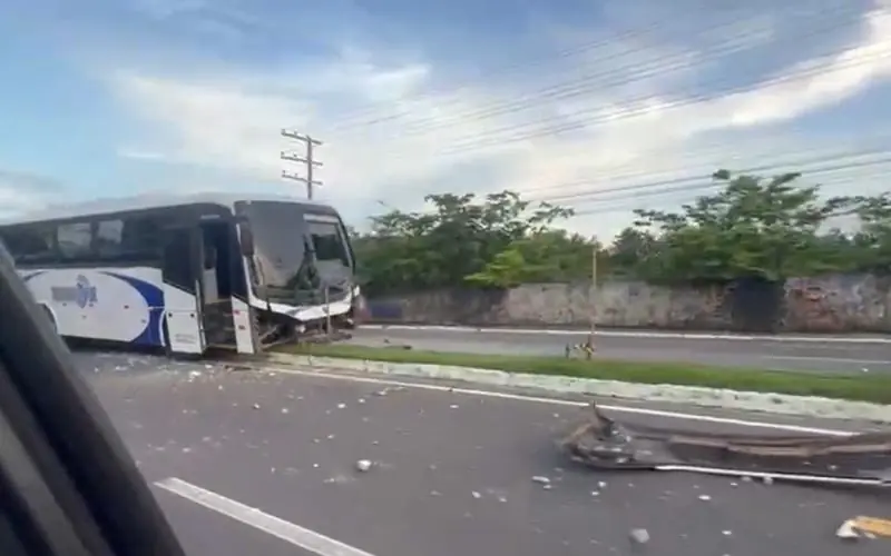 Ônibus perde controle e colide com poste na Av. Coronel Teixeira