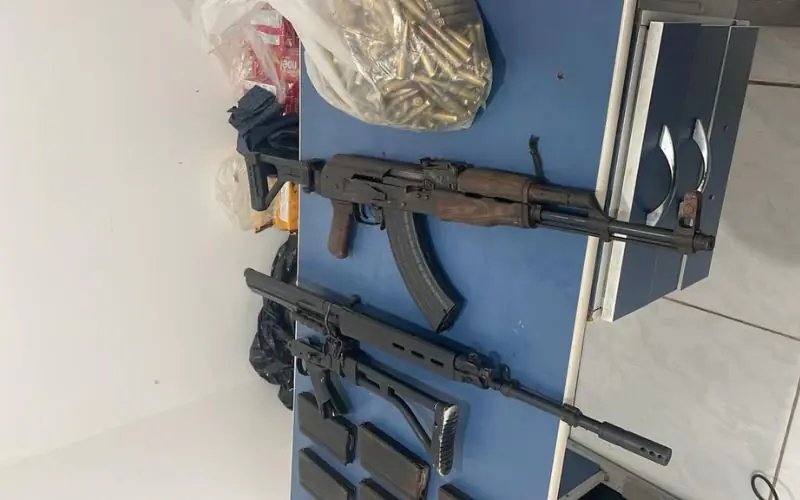 Polícia prende homem, apreende fuzis e mais de 600 cartuchos