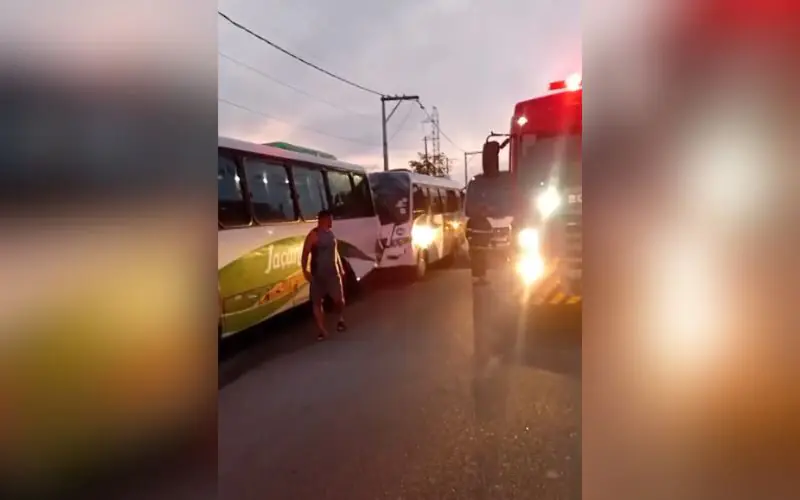 Colisão entre micro-ônibus deixa 11 feridos no Distrito Industrial 2