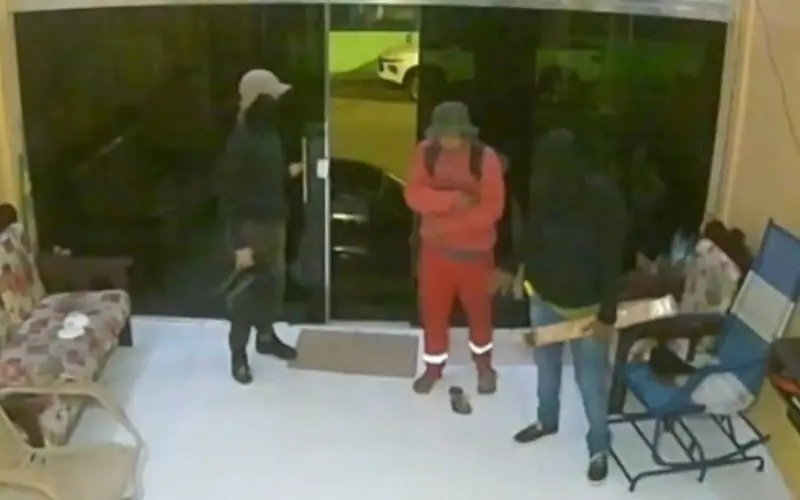 Quadrilha rouba R$ 50 mil, mantém família refém e acaba presa