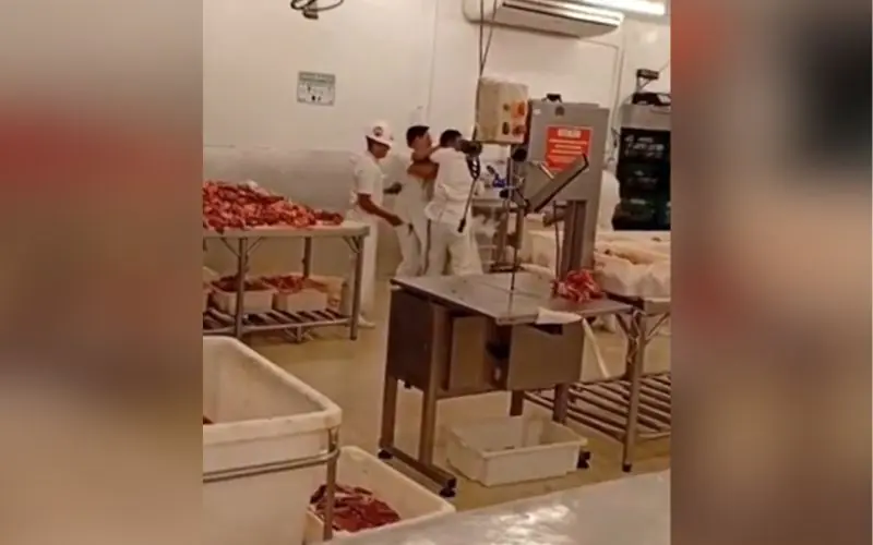 Açougueiros trocam socos em supermercado de Manaus